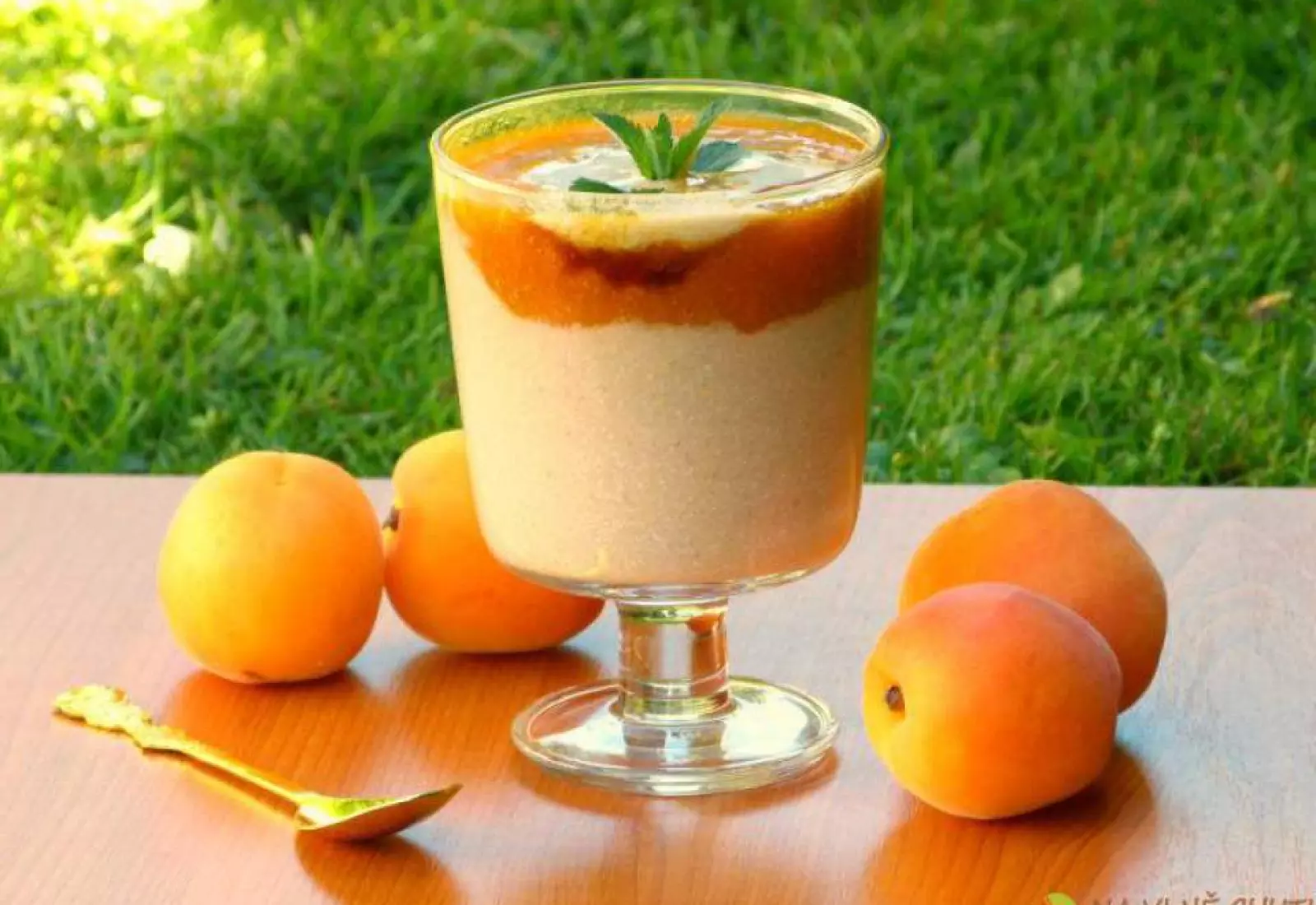 Jáhlový pohár s kokosovo-skořicovou smetanou a meruňkovým skořicovým rozvarem