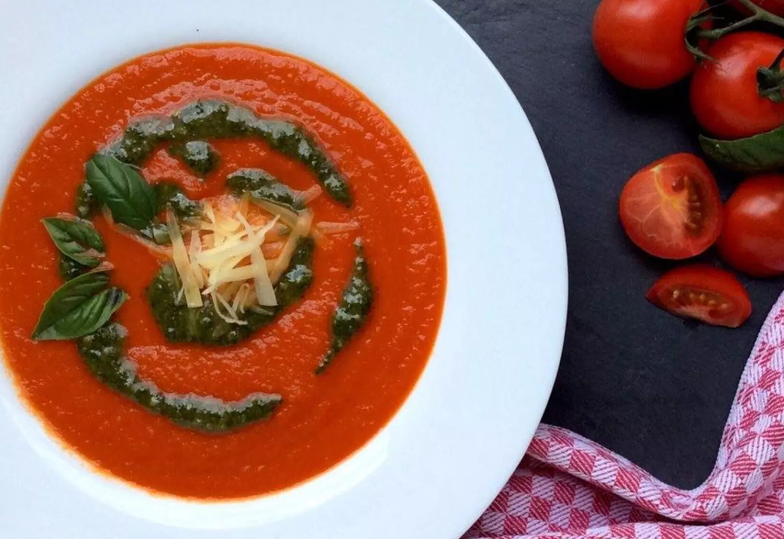 Rajčatová polévka s bazalkovým pestem
