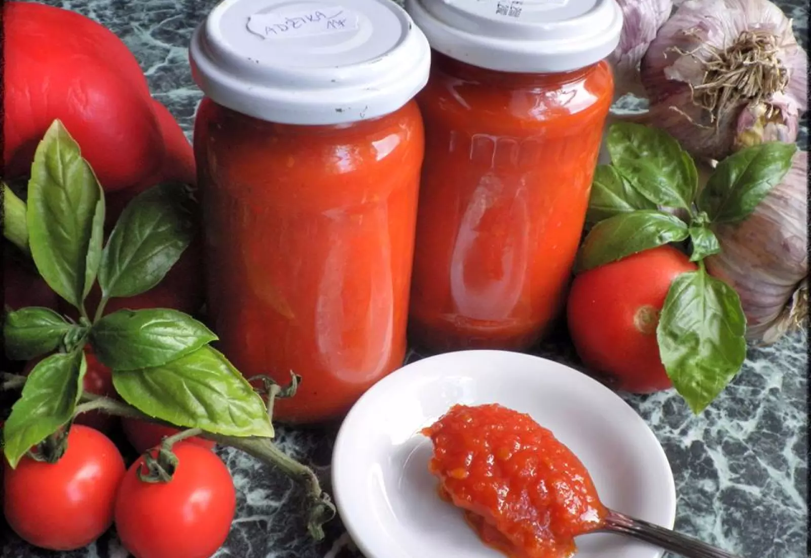 PIKANTNÍ RAJČATOVO-PAPRIKOVÁ OMÁČKA "ADŽIKA"